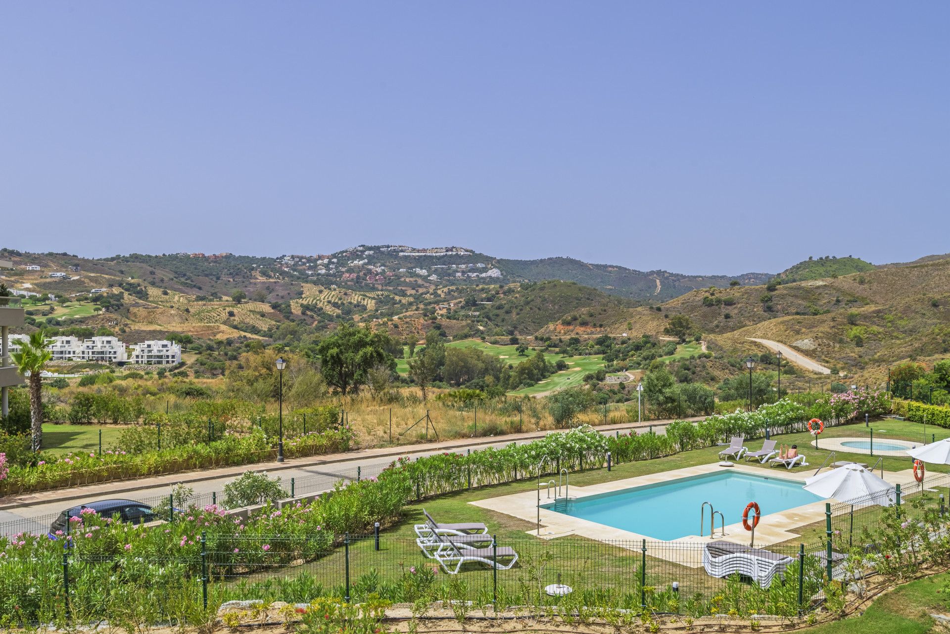 Este elegante apartamento de dos dormitorios se encuentra en el prestigioso La Cala Golf Resort, en Mijas Costa, Málaga. - foto 2