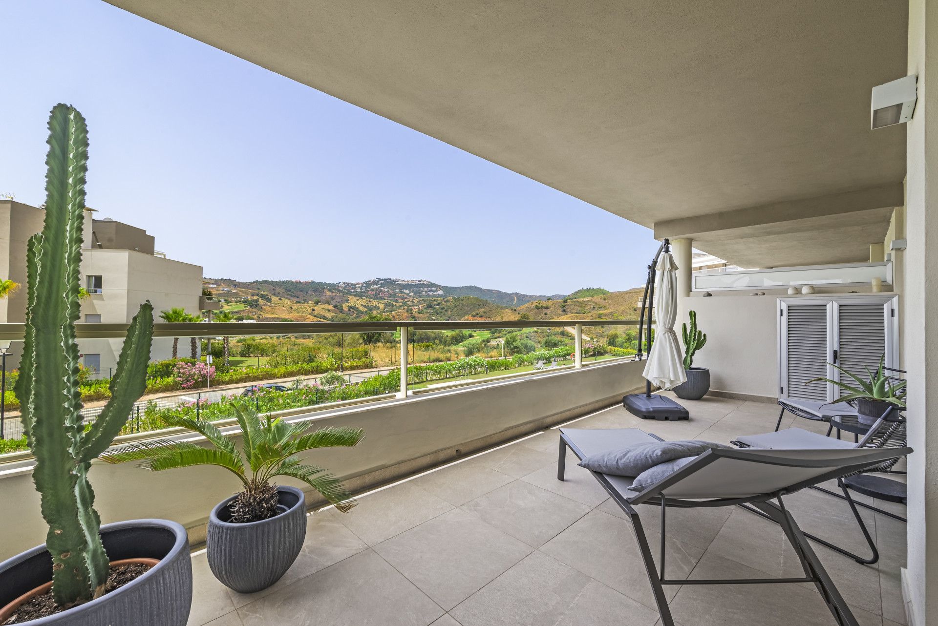 Este elegante apartamento de dos dormitorios se encuentra en el prestigioso La Cala Golf Resort, en Mijas Costa, Málaga. - foto 3