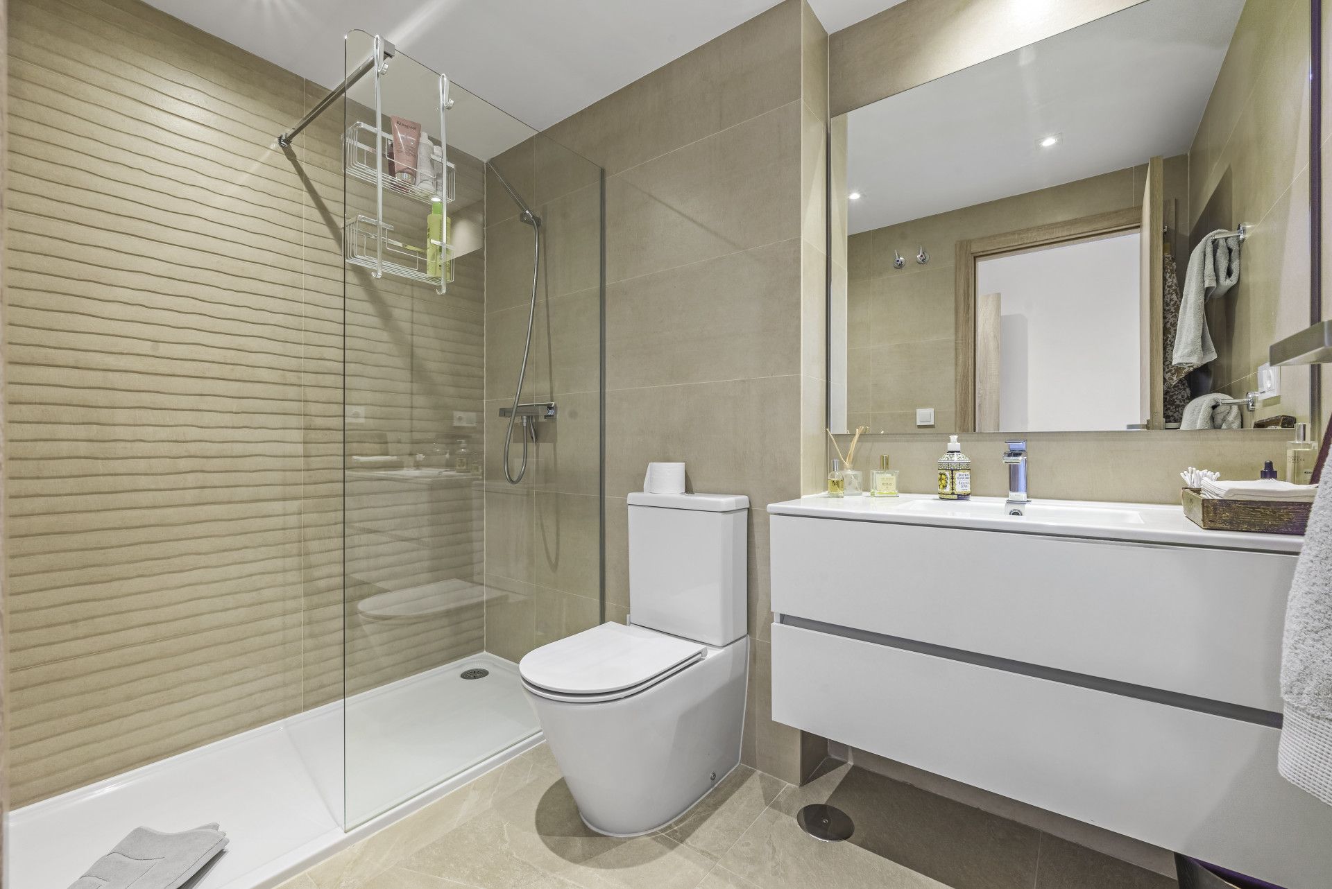 Este elegante apartamento de dos dormitorios se encuentra en el prestigioso La Cala Golf Resort, en Mijas Costa, Málaga. - foto 6
