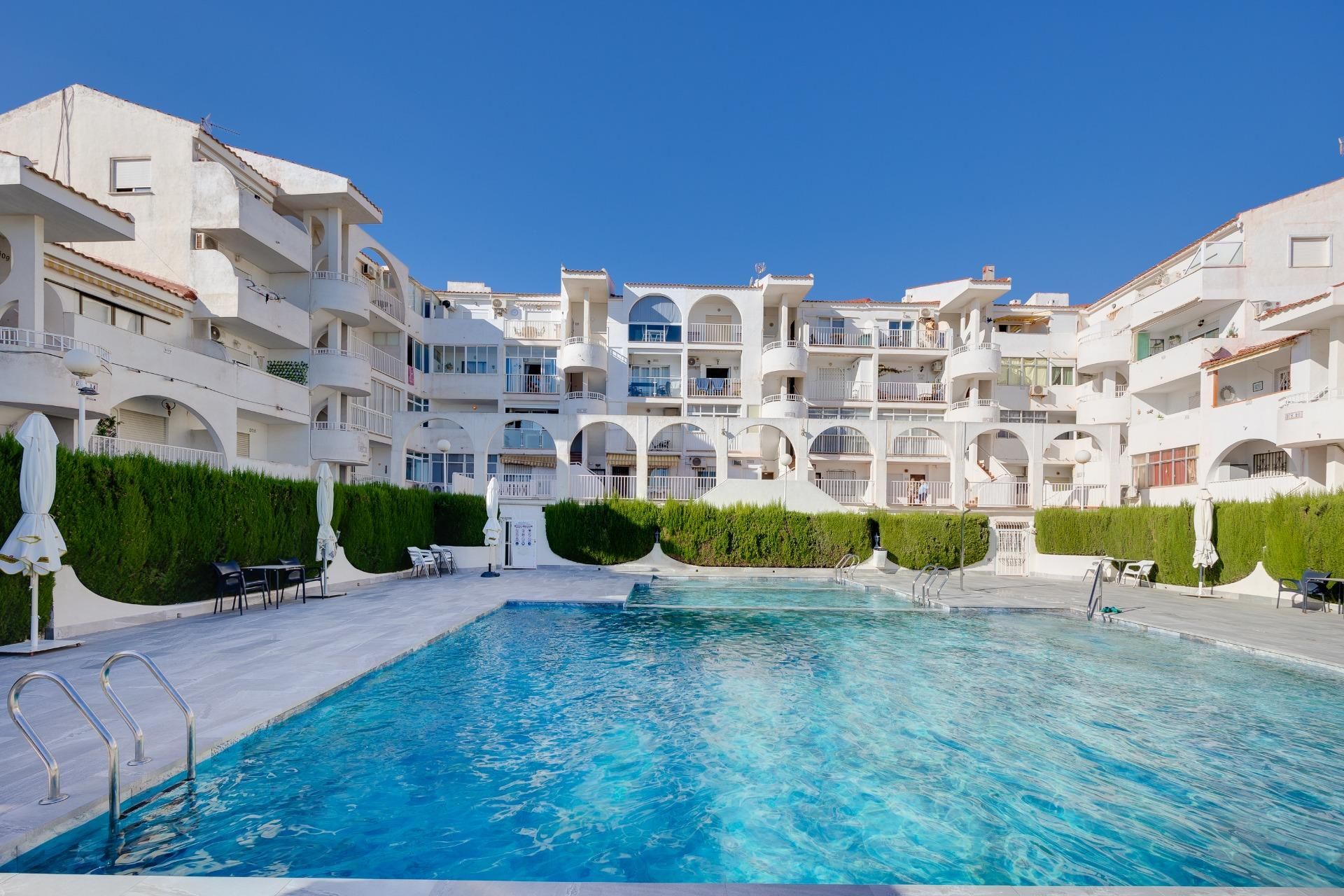 Descubre tu nuevo hogar en este apartamento situado en la primera planta del exclusivo residencial Balcón de Lomas. Con - foto 1