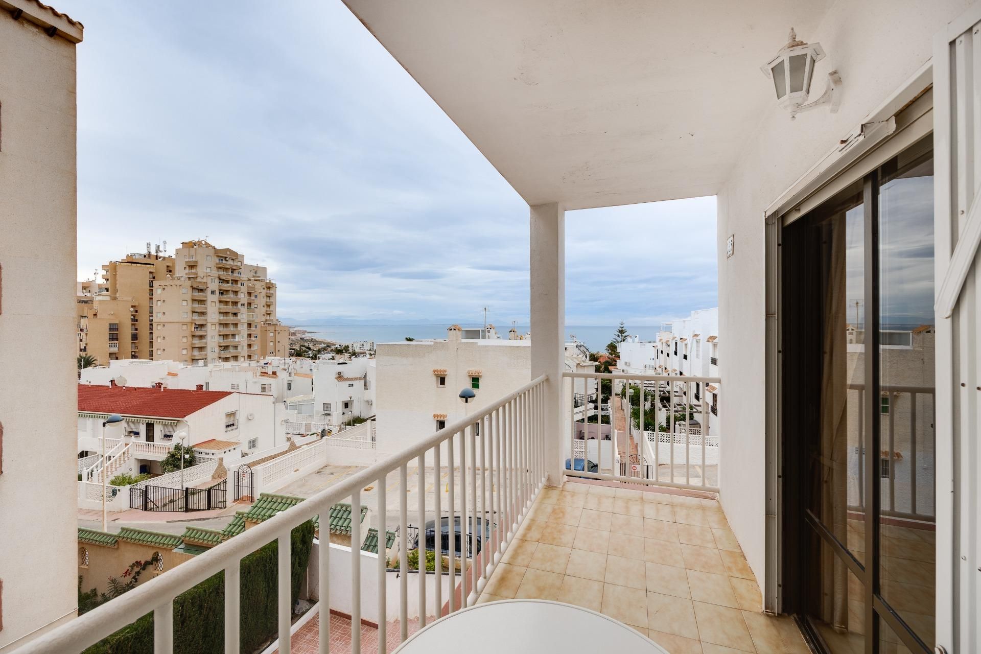 Descubre tu nuevo hogar en este apartamento situado en la primera planta del exclusivo residencial Balcón de Lomas. Con - foto 3