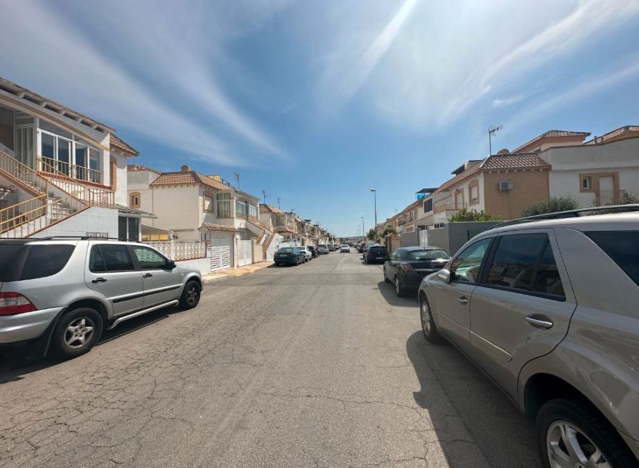 🌿 Bungalow Planta Baja en Residencial Parque de las Naciones – Sol, espacio y ubicación privilegiada
Descubre este fa - foto 2