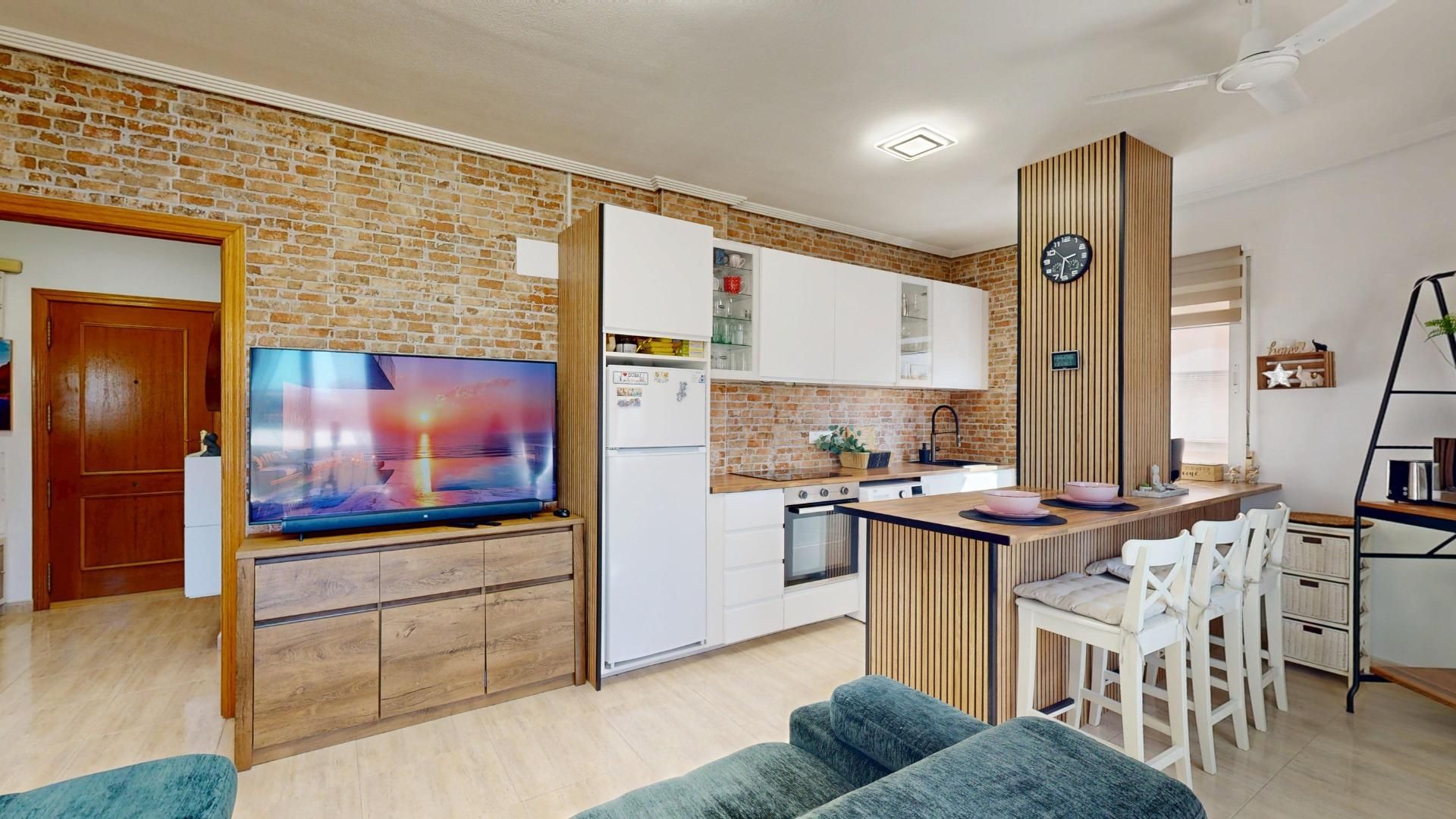 Precioso piso reformado y listo para vivir
¿Buscas una vivienda cómoda, luminosa y bien ubicada en Torrevieja, perfecta - foto 1