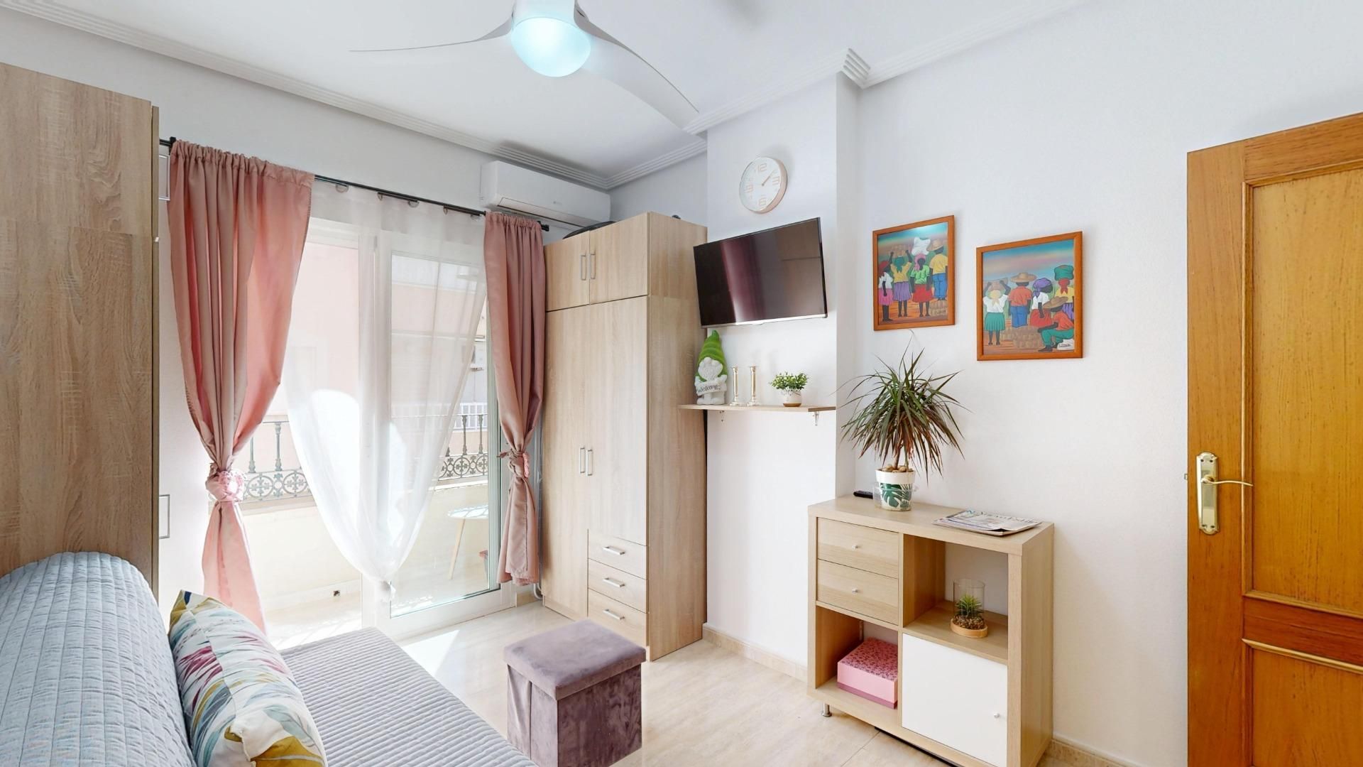 Precioso piso reformado y listo para vivir
¿Buscas una vivienda cómoda, luminosa y bien ubicada en Torrevieja, perfecta - foto 3