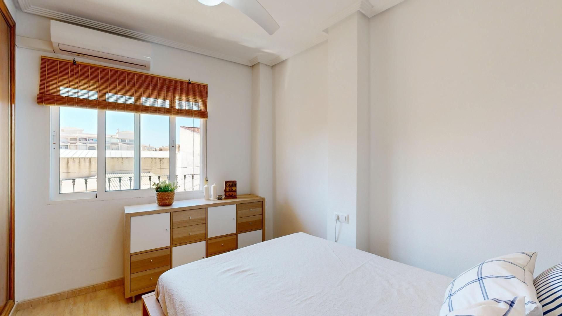 Precioso piso reformado y listo para vivir
¿Buscas una vivienda cómoda, luminosa y bien ubicada en Torrevieja, perfecta - foto 4