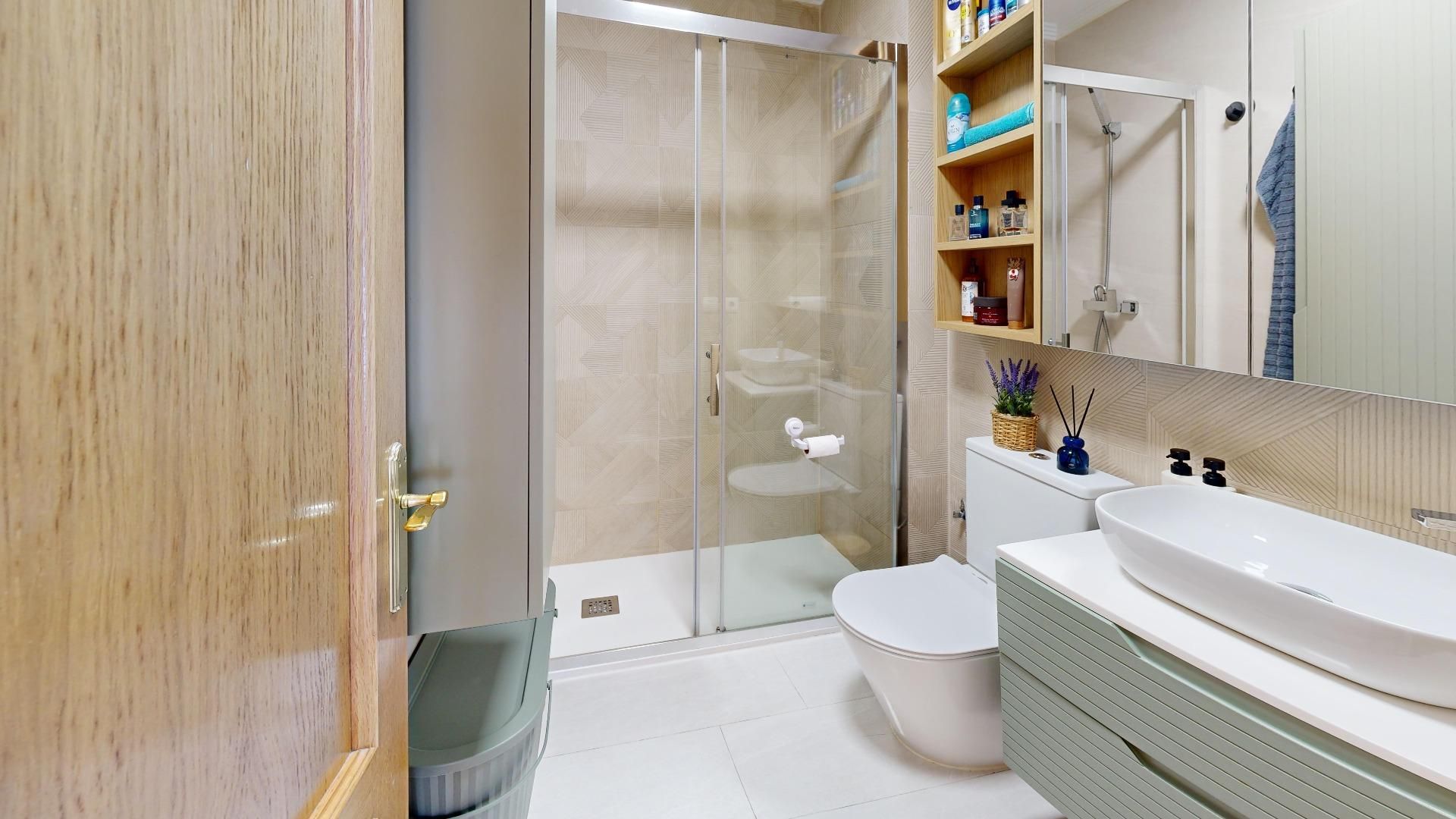 Precioso piso reformado y listo para vivir
¿Buscas una vivienda cómoda, luminosa y bien ubicada en Torrevieja, perfecta - foto 5