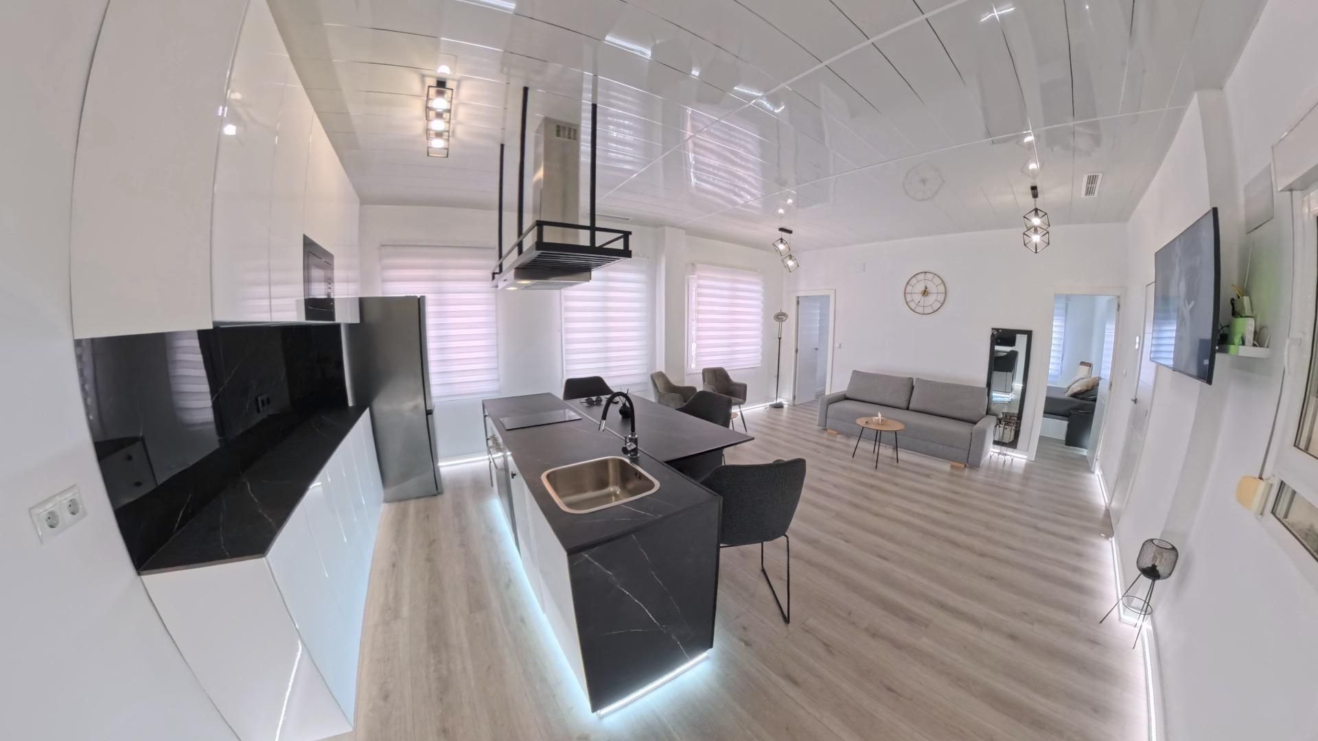 Descubre esta exclusiva vivienda totalmente reformada con acabados de alta calidad, situada en planta baja a solo 200 me - foto 1