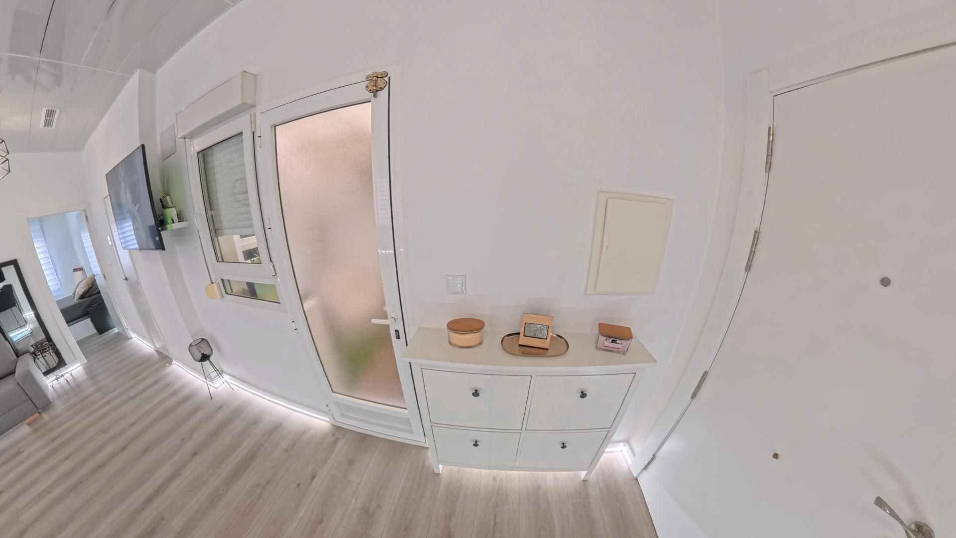 Descubre esta exclusiva vivienda totalmente reformada con acabados de alta calidad, situada en planta baja a solo 200 me - foto 2