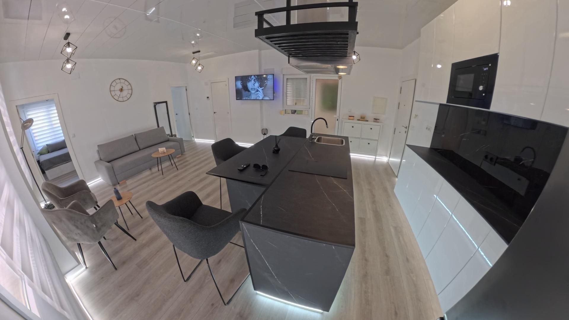 Descubre esta exclusiva vivienda totalmente reformada con acabados de alta calidad, situada en planta baja a solo 200 me - foto 3