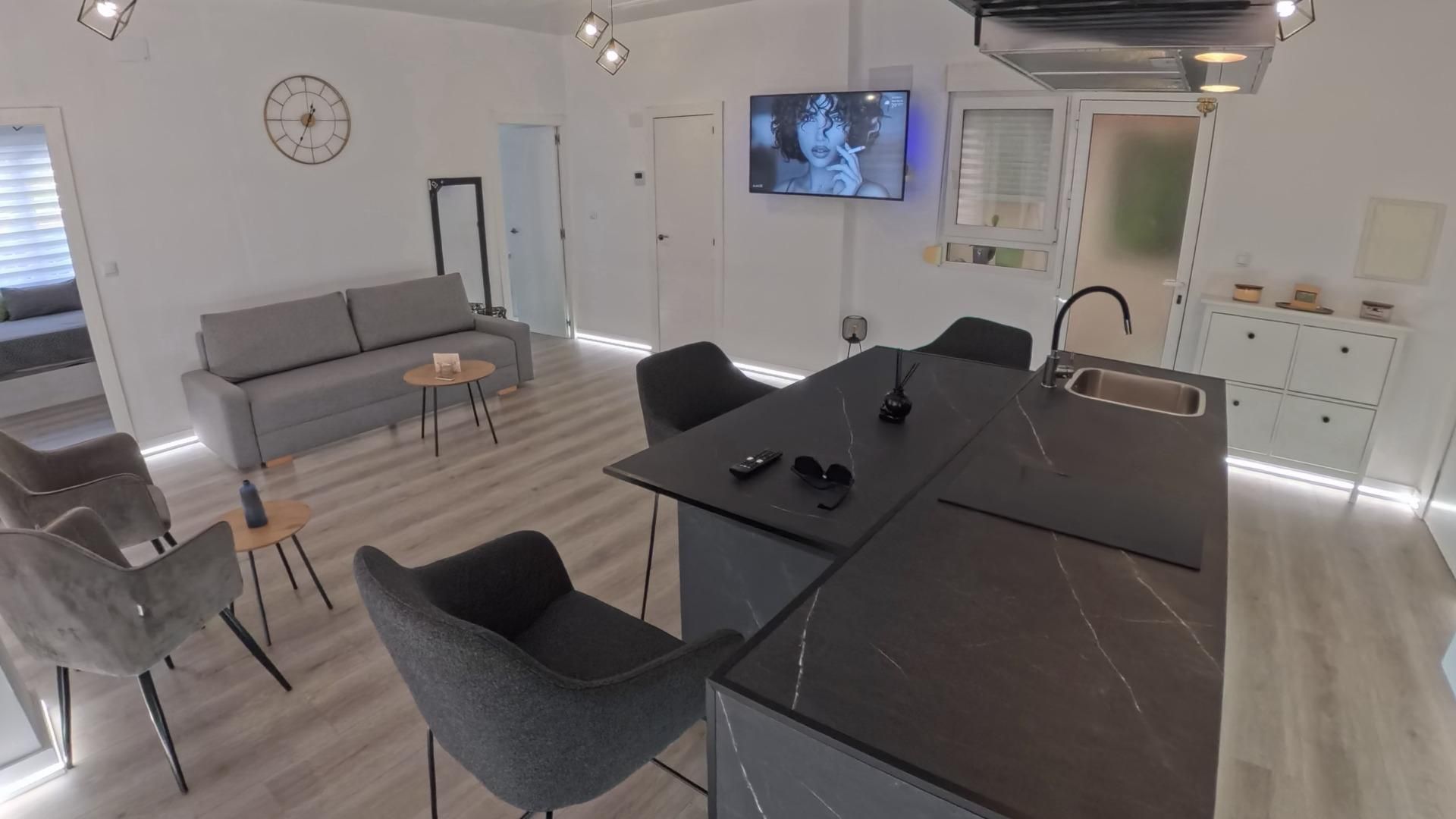 Descubre esta exclusiva vivienda totalmente reformada con acabados de alta calidad, situada en planta baja a solo 200 me - foto 4