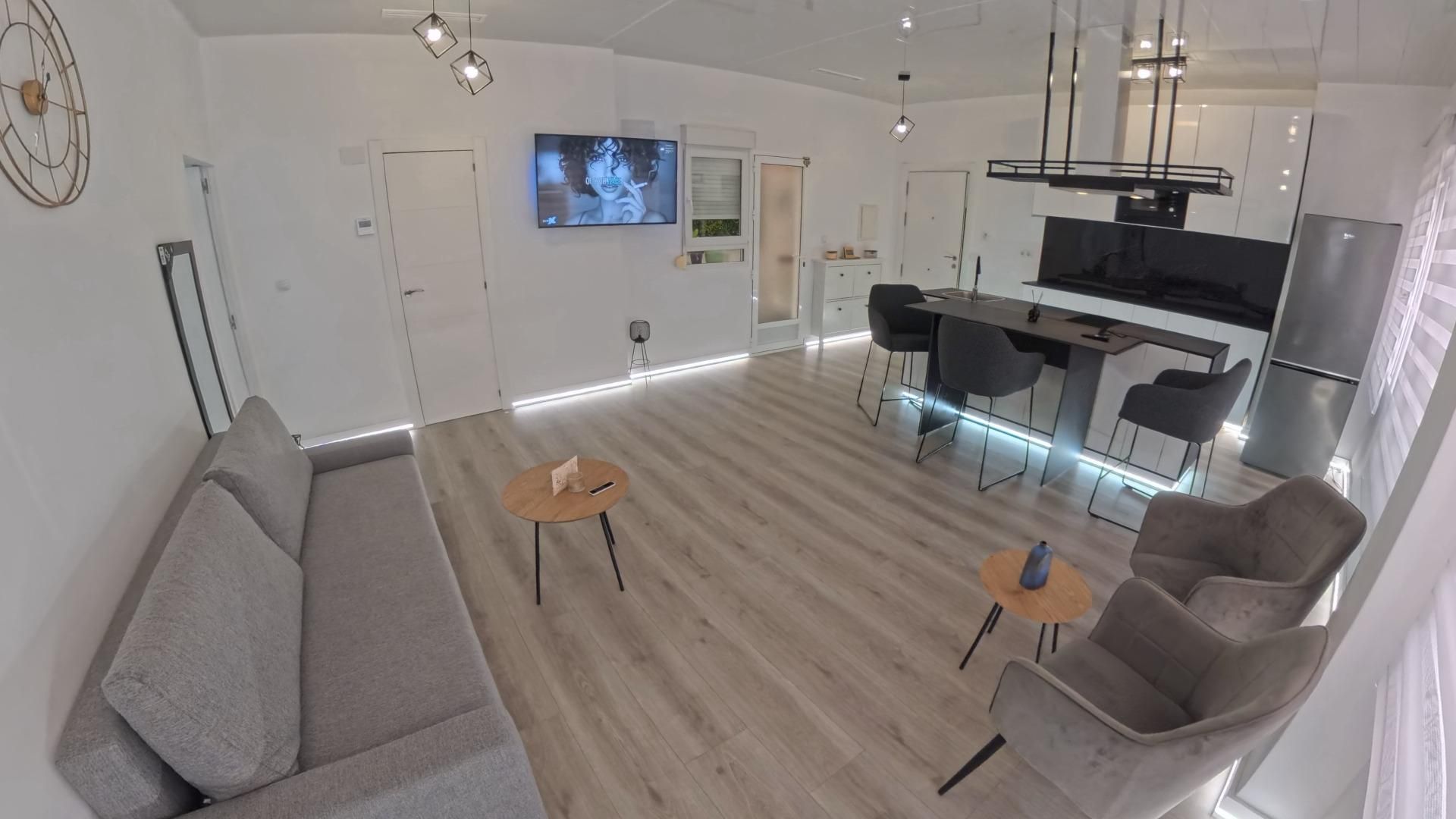 Descubre esta exclusiva vivienda totalmente reformada con acabados de alta calidad, situada en planta baja a solo 200 me - foto 5