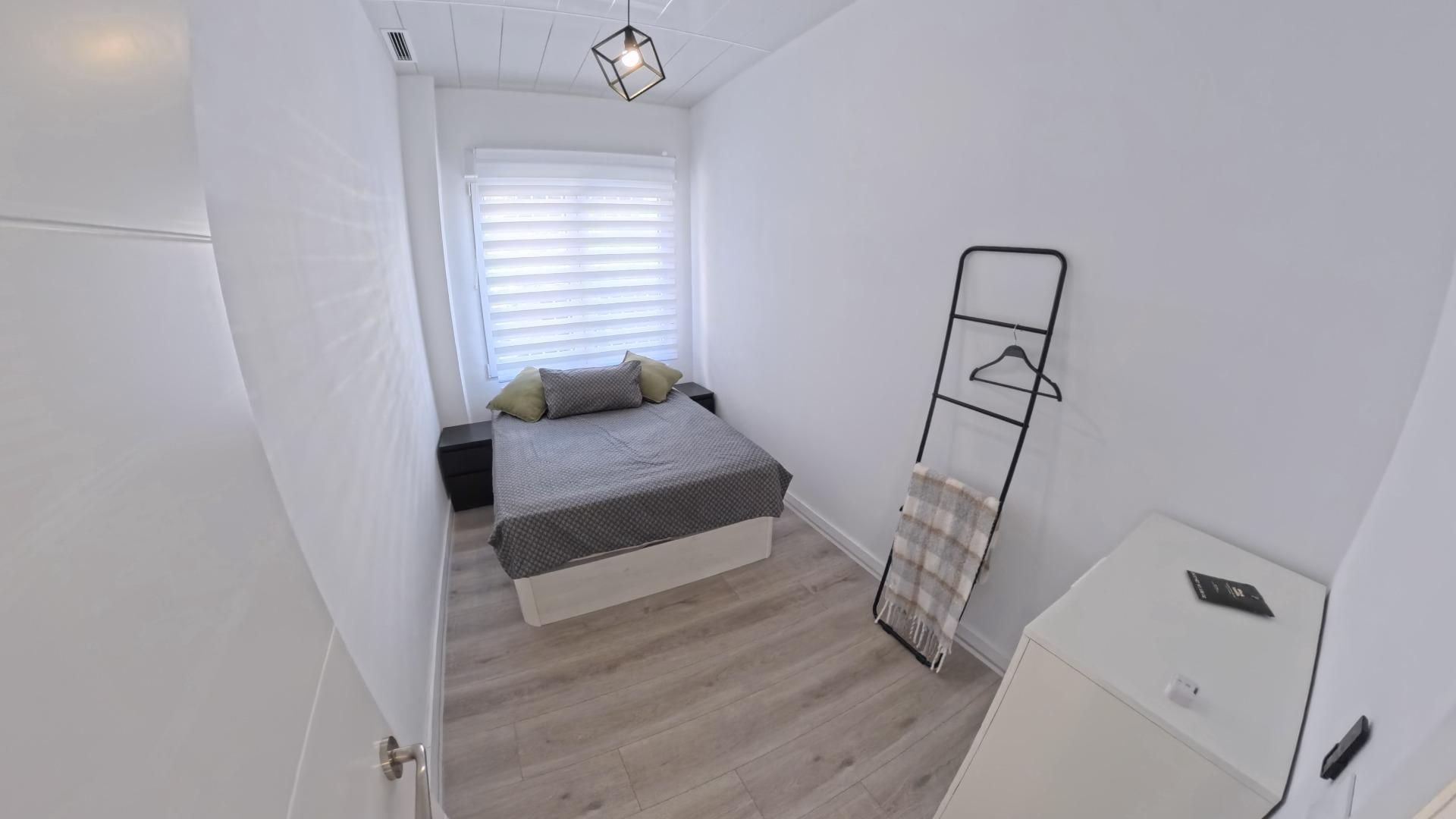 Descubre esta exclusiva vivienda totalmente reformada con acabados de alta calidad, situada en planta baja a solo 200 me - foto 6
