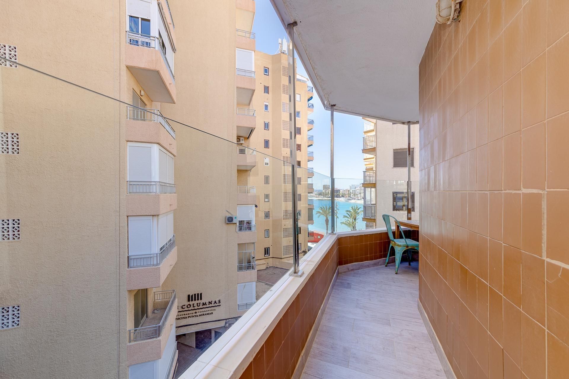 Apartamento Renovado con Vista al Mar – Ubicación Perfecta en Playa del Cura, Torrevieja
¿Estás buscando una vivienda e - foto 3