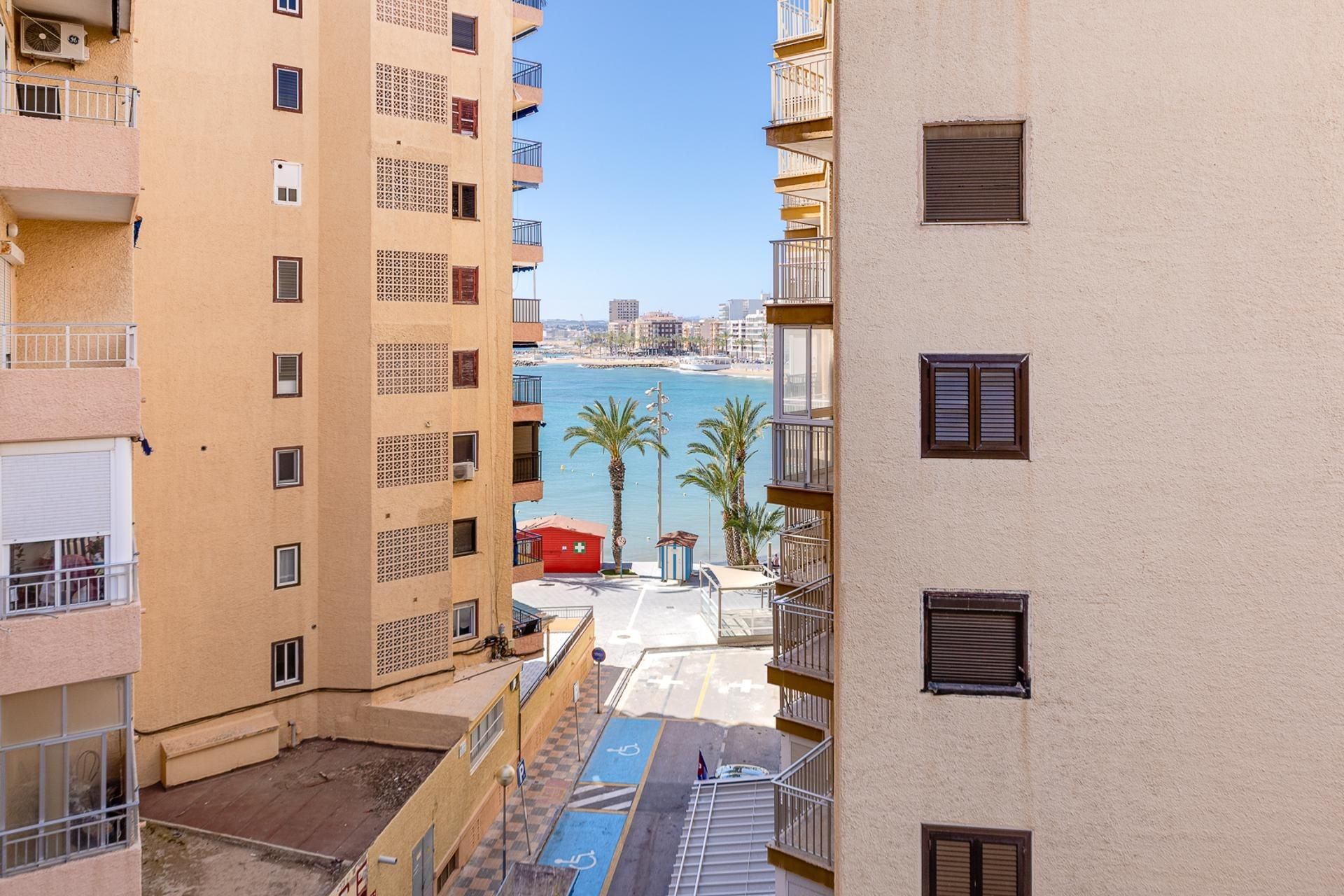Apartamento Renovado con Vista al Mar – Ubicación Perfecta en Playa del Cura, Torrevieja
¿Estás buscando una vivienda e - foto 4