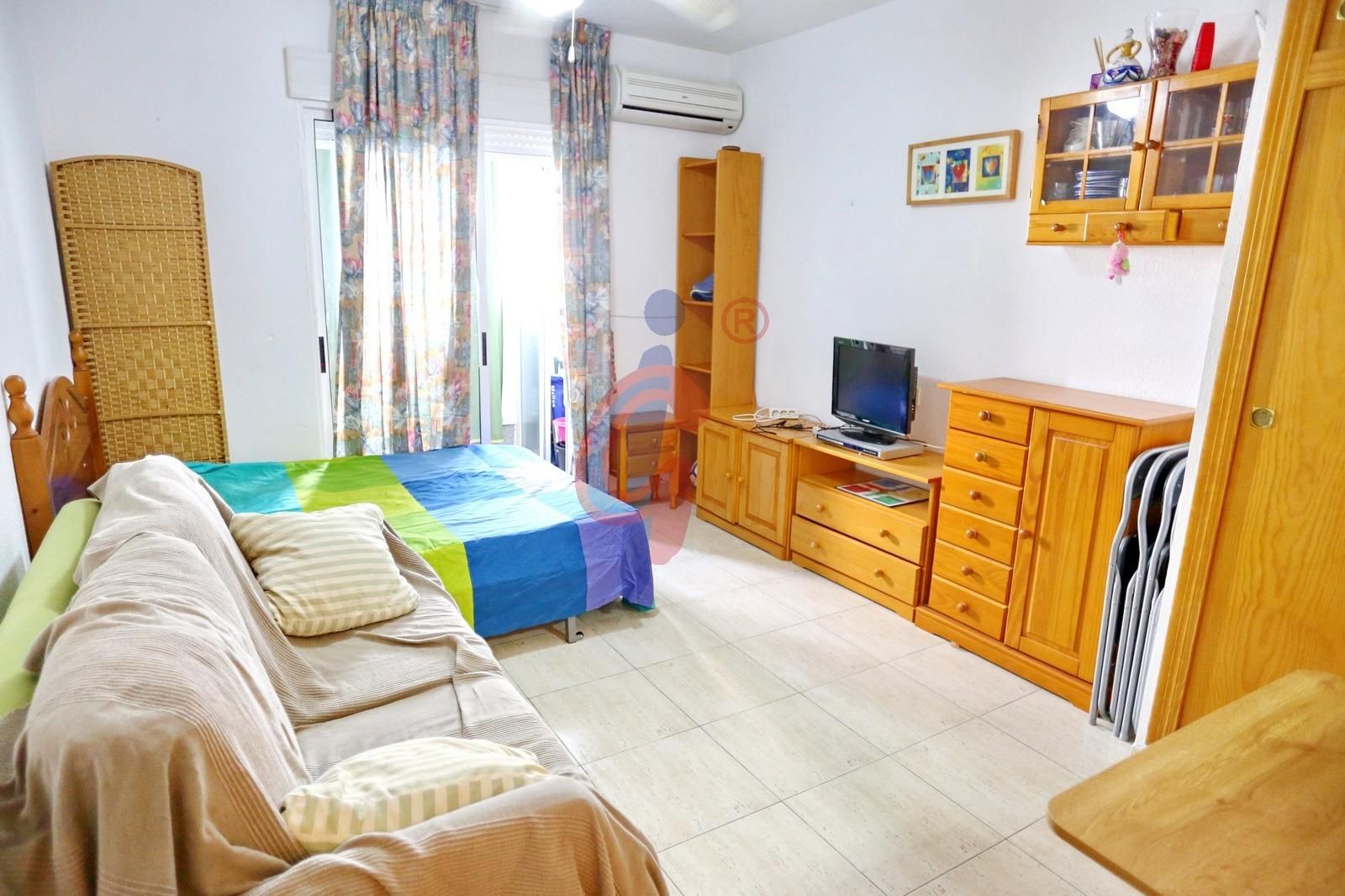 Acogedor estudio de 34 m2 en el edificio Torrecasa I, a pocos pasos del Parque Sur y a solo 550 metros de la playa. Una  - foto 3