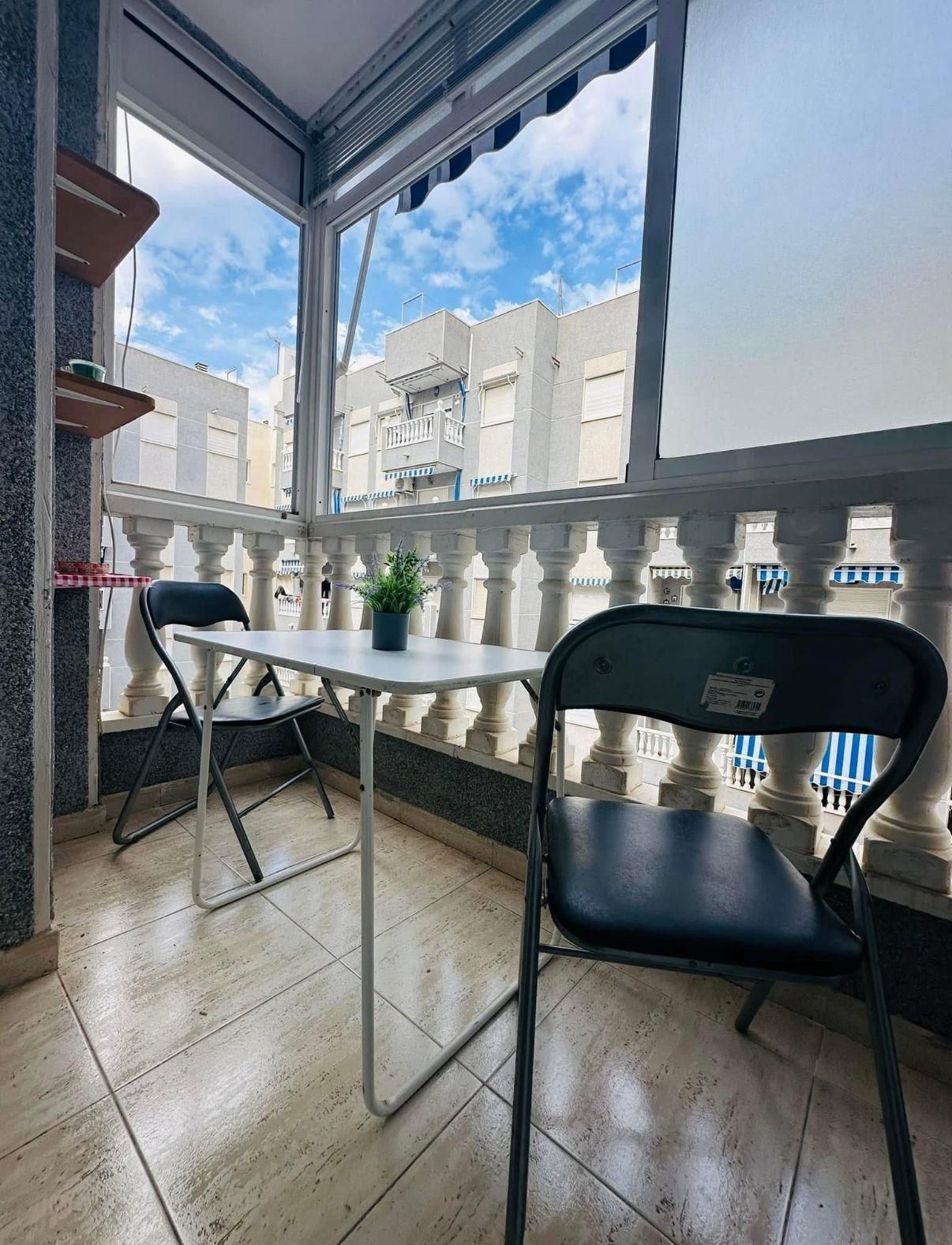 Acogedor estudio de 34 m2 en el edificio Torrecasa I, a pocos pasos del Parque Sur y a solo 550 metros de la playa. Una  - foto 4