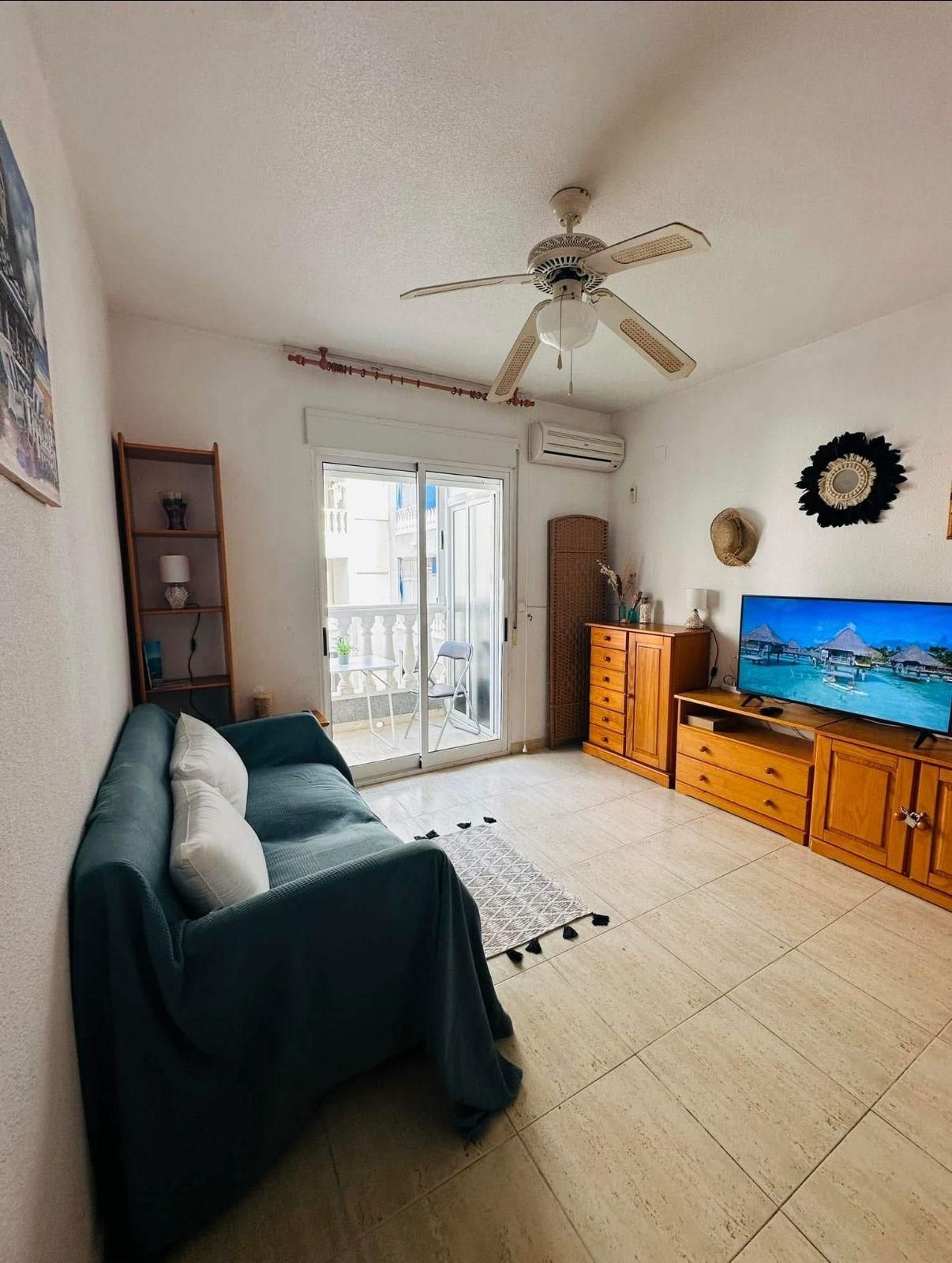 Acogedor estudio de 34 m2 en el edificio Torrecasa I, a pocos pasos del Parque Sur y a solo 550 metros de la playa. Una  - foto 5