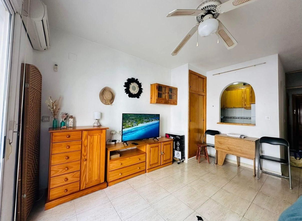 Acogedor estudio de 34 m2 en el edificio Torrecasa I, a pocos pasos del Parque Sur y a solo 550 metros de la playa. Una  - foto 6