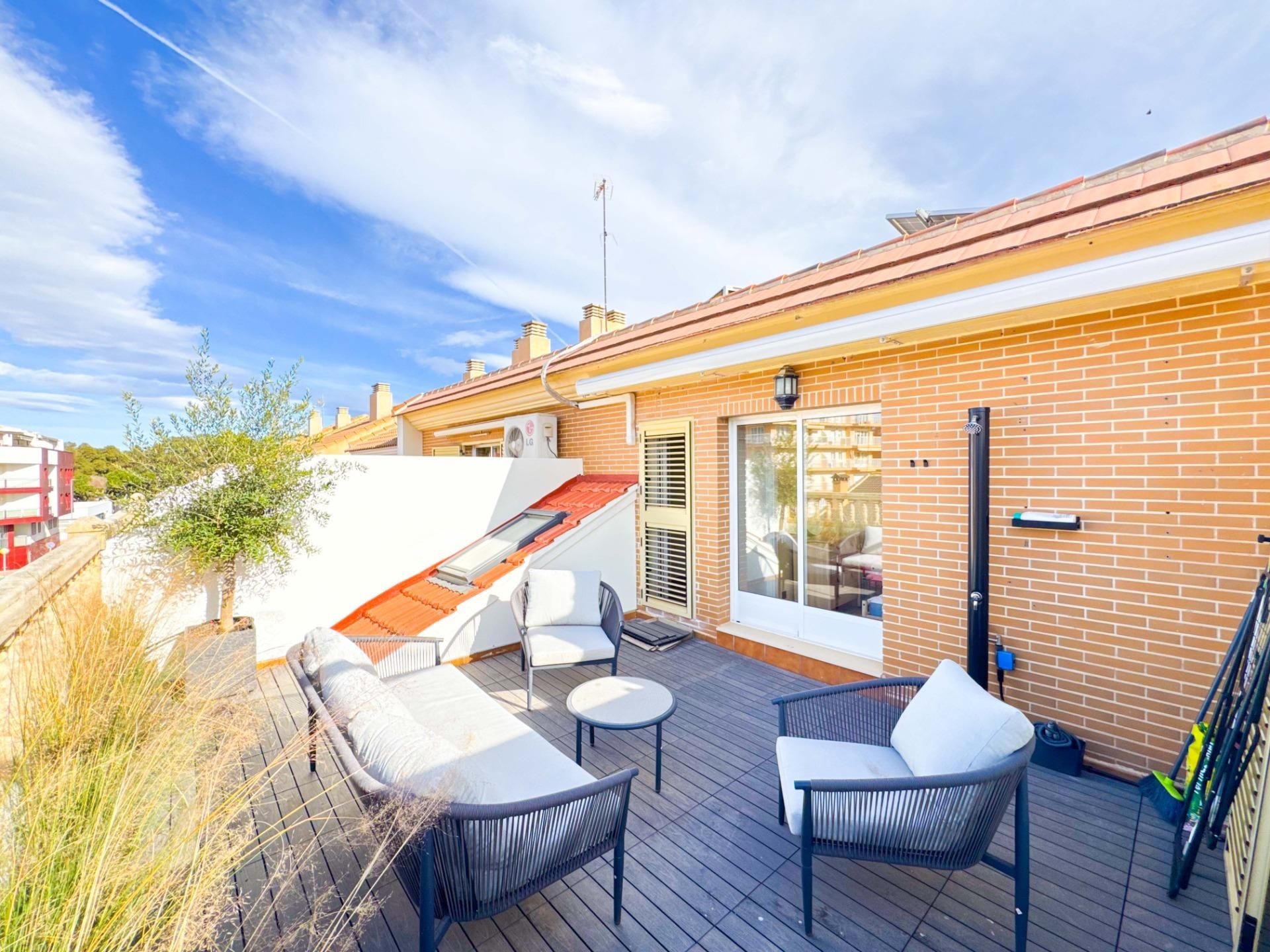 CGI Inmobiliaria presenta esta espectacular vivienda tipo bungalow en planta alta, completamente renovada en 2025 con un - foto 4
