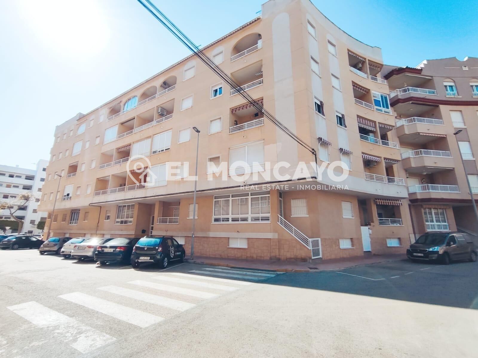El Moncayo Properties pone a la venta este fantástico apartamento a escasos metros de las playas de Guardamar del Segura - foto 2