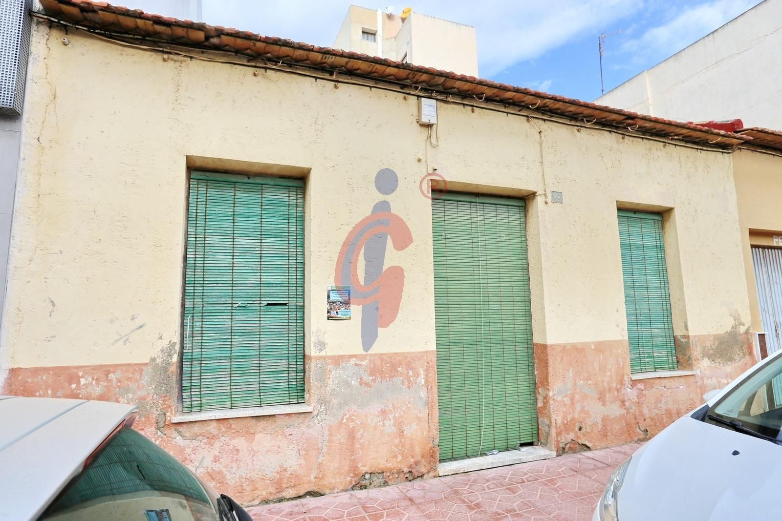 CGI Inmobiliaria presenta esta vivienda unifamiliar ubicada en la calle principal de Guardamar del Segura, con acceso de - foto 4