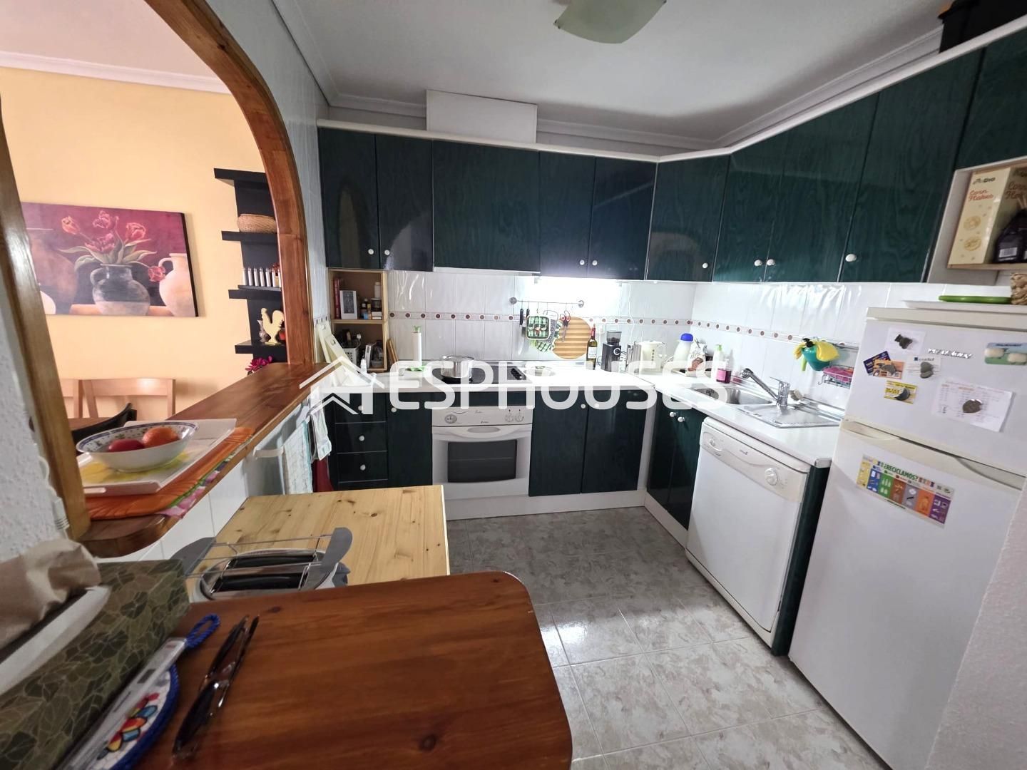 Esta casa adosada esquinera en planta baja cuenta con dos dormitorios y dos baños. En la azotea se ha instalado una casa - foto 2