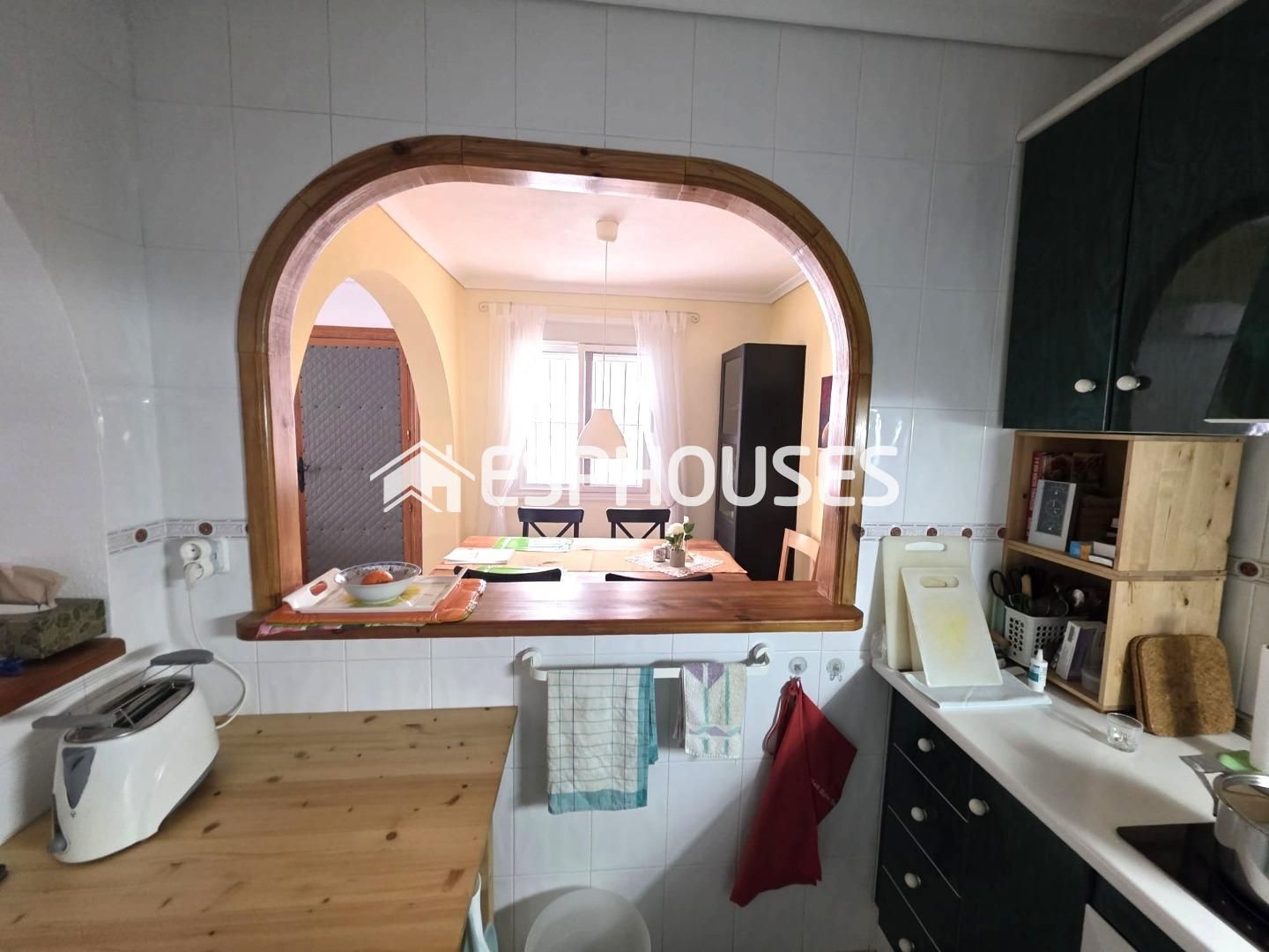 Esta casa adosada esquinera en planta baja cuenta con dos dormitorios y dos baños. En la azotea se ha instalado una casa - foto 3