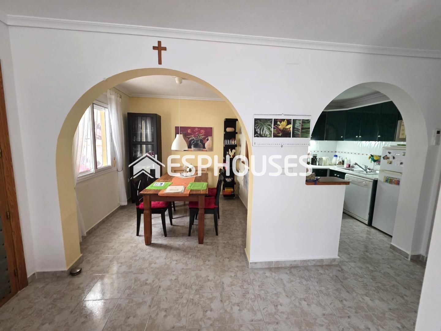 Esta casa adosada esquinera en planta baja cuenta con dos dormitorios y dos baños. En la azotea se ha instalado una casa - foto 4