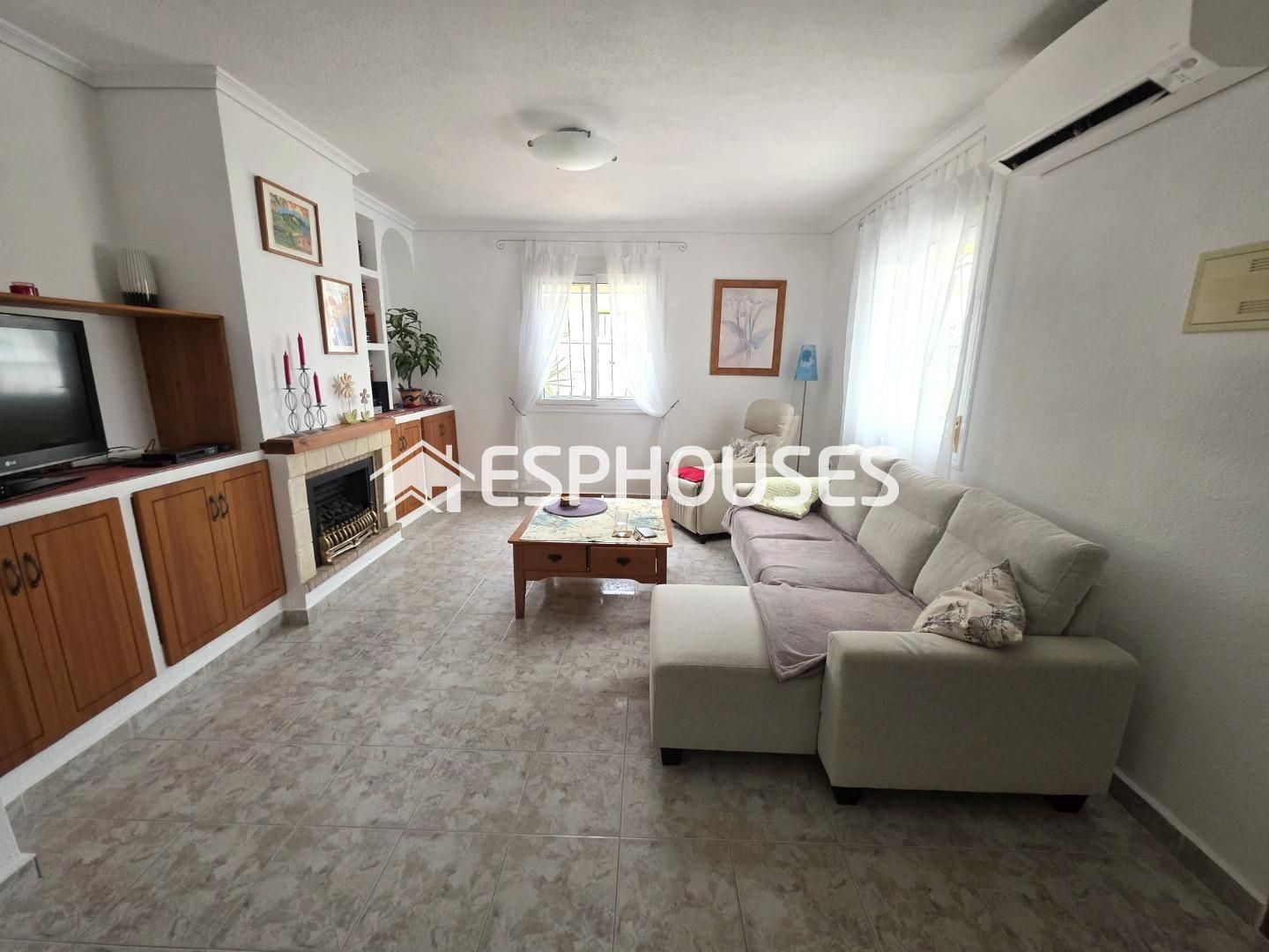 Esta casa adosada esquinera en planta baja cuenta con dos dormitorios y dos baños. En la azotea se ha instalado una casa - foto 6