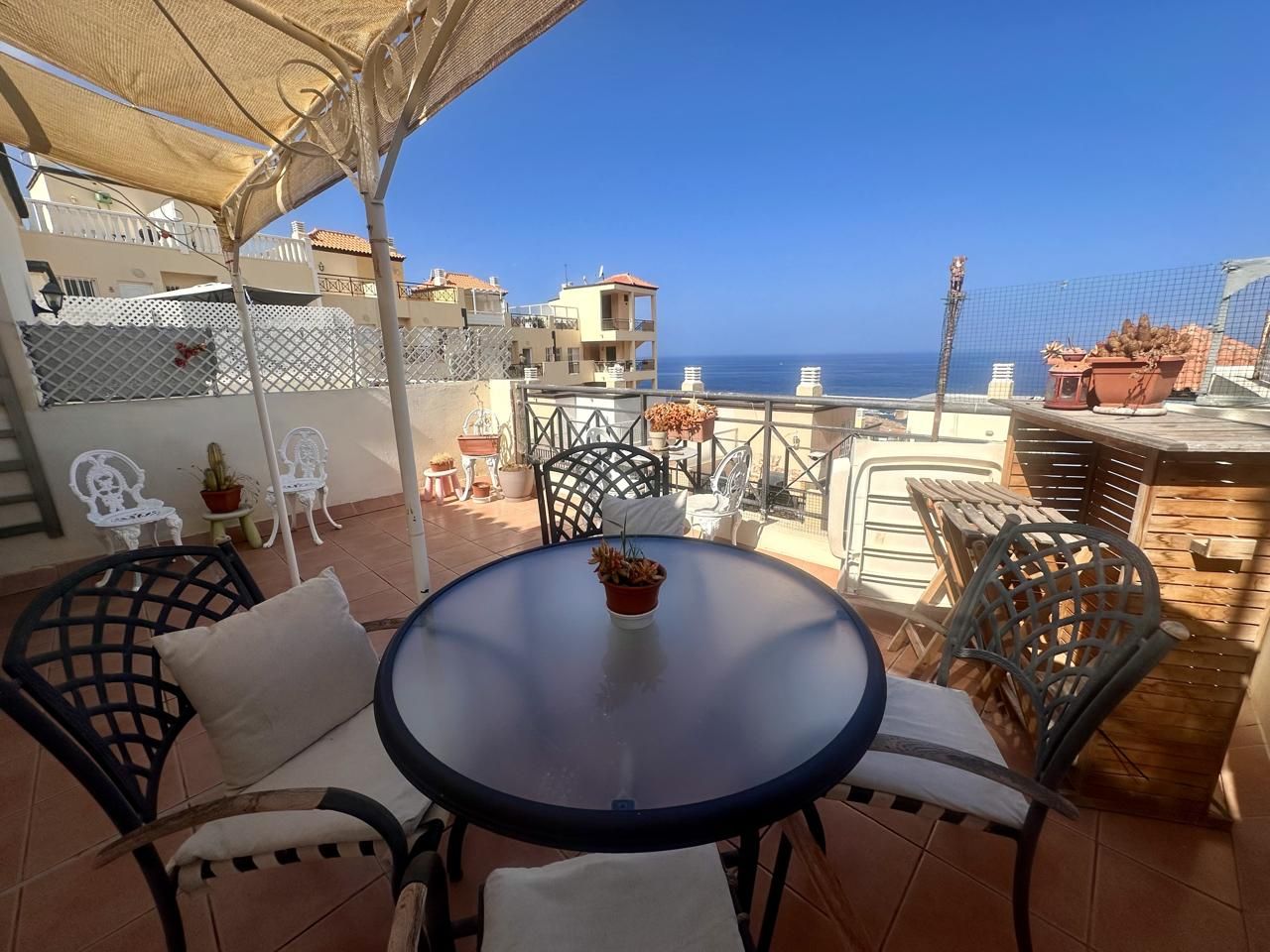 Despierta cada mañana con la suave brisa del Atlántico en Callao Salvaje, Adeje. Este encantador apartamento dúplex es p - foto 1