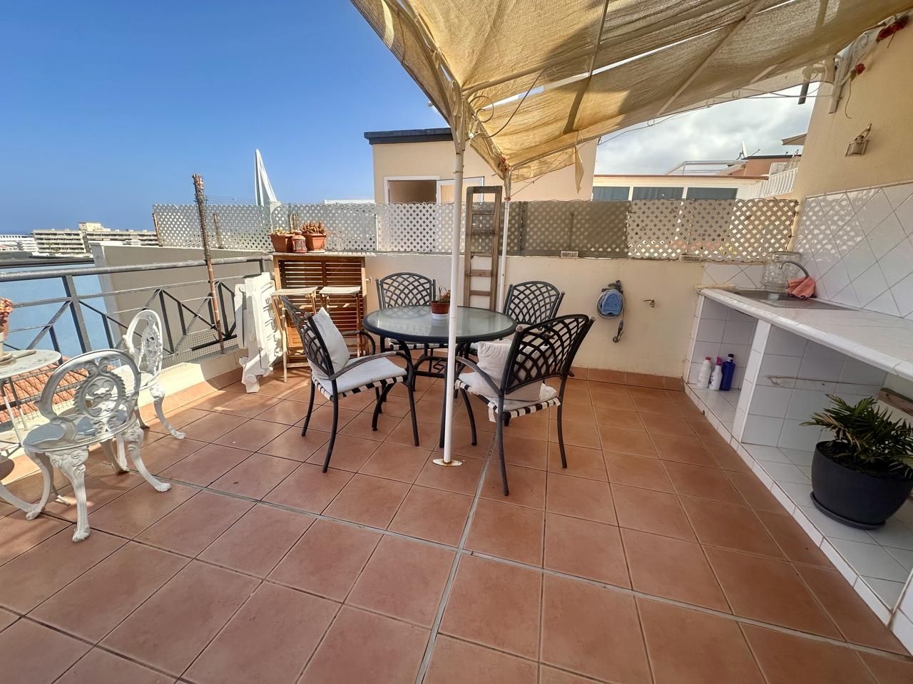 Despierta cada mañana con la suave brisa del Atlántico en Callao Salvaje, Adeje. Este encantador apartamento dúplex es p - foto 2