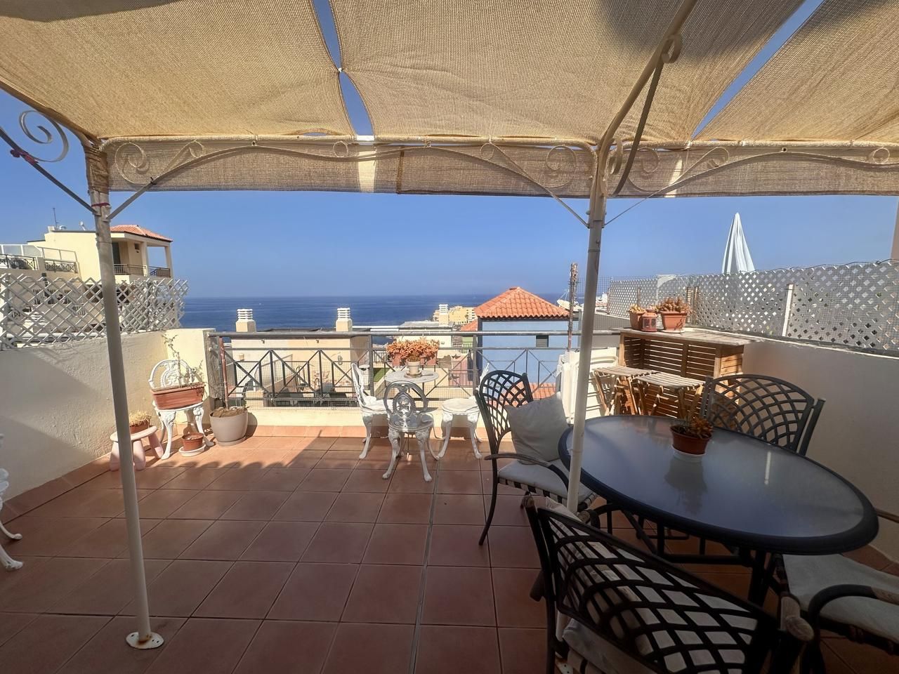 Despierta cada mañana con la suave brisa del Atlántico en Callao Salvaje, Adeje. Este encantador apartamento dúplex es p - foto 3