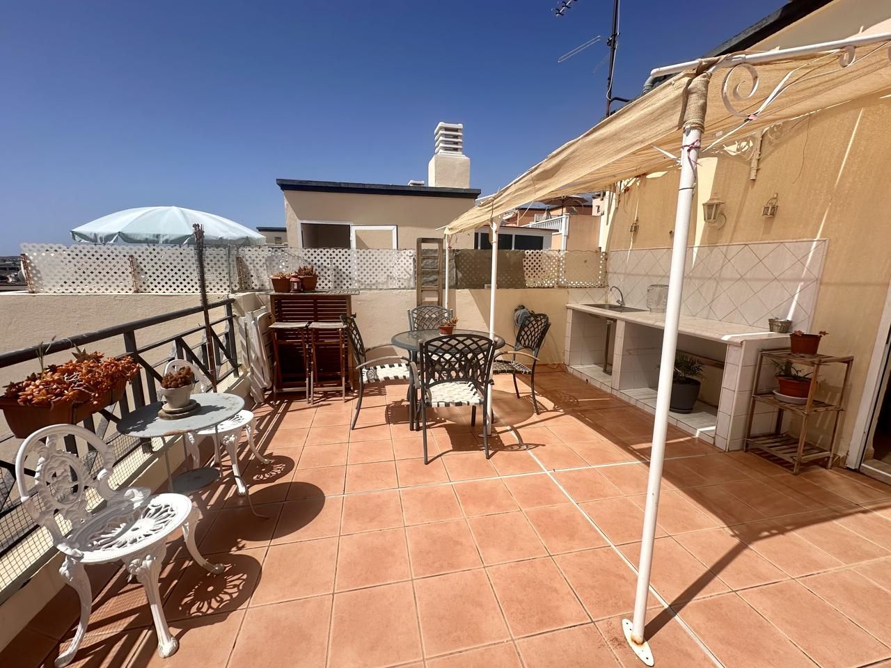 Despierta cada mañana con la suave brisa del Atlántico en Callao Salvaje, Adeje. Este encantador apartamento dúplex es p - foto 4