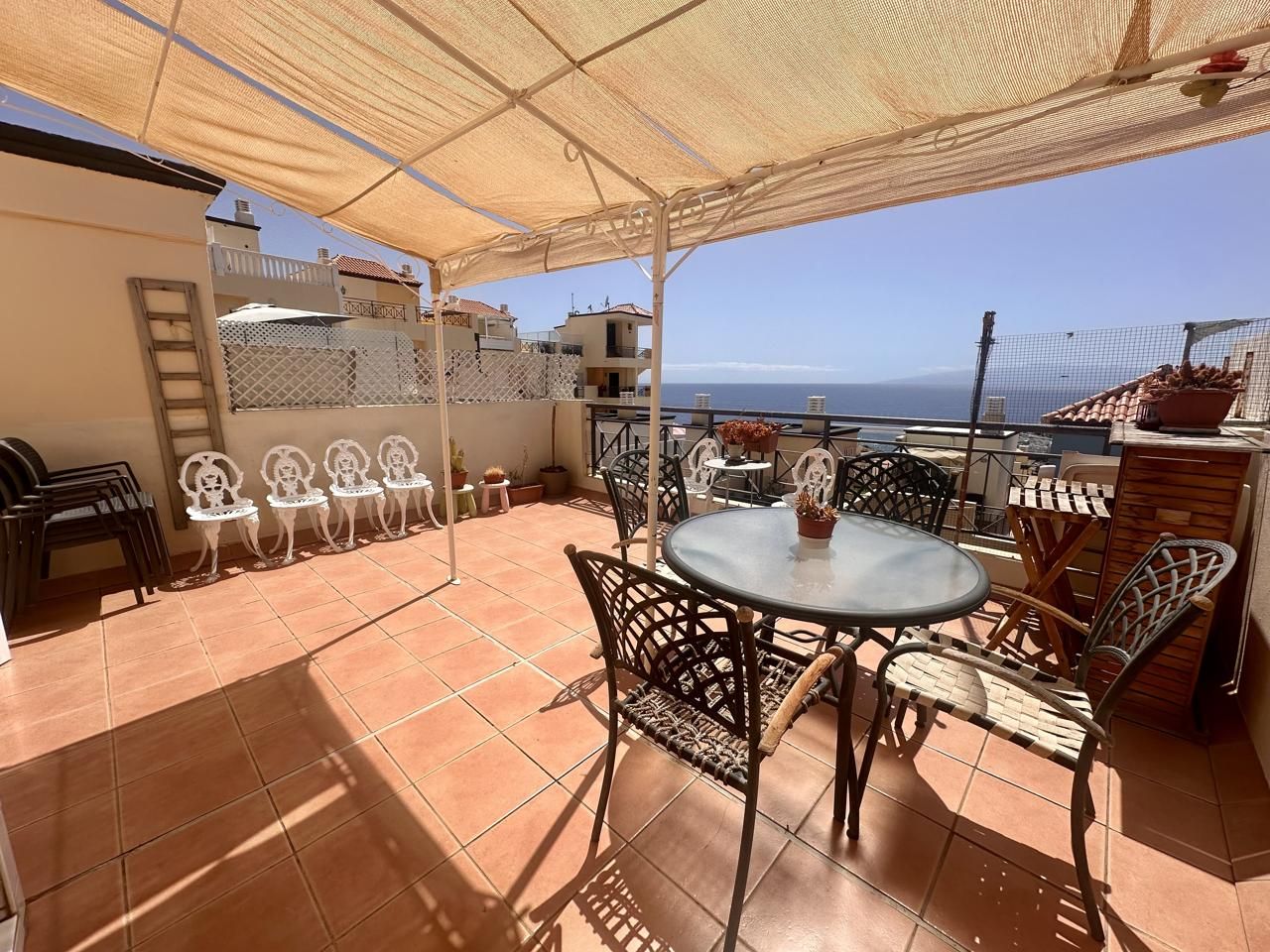 Despierta cada mañana con la suave brisa del Atlántico en Callao Salvaje, Adeje. Este encantador apartamento dúplex es p - foto 5
