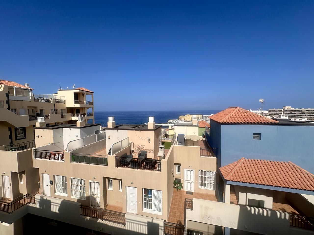 Despierta cada mañana con la suave brisa del Atlántico en Callao Salvaje, Adeje. Este encantador apartamento dúplex es p - foto 6
