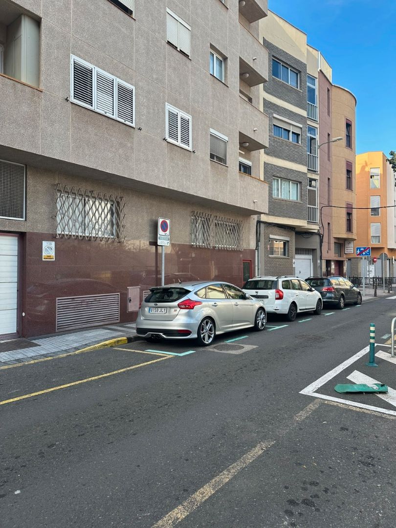 ¡Descubre tu nuevo hogar en Arenales! Este encantador piso en entreplanta, ubicado en la calle Carvajal, ofrece un espac - foto 1
