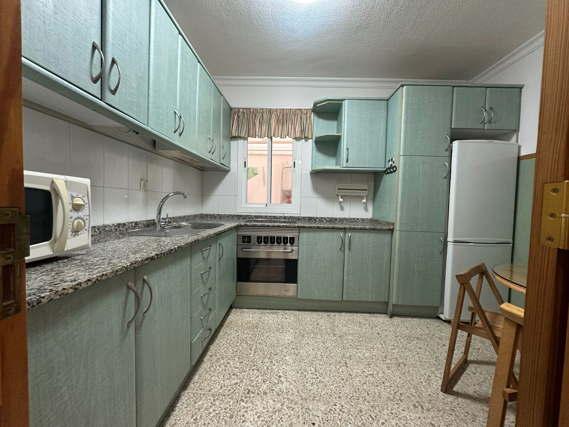 ¡Descubre tu nuevo hogar en Arenales! Este encantador piso en entreplanta, ubicado en la calle Carvajal, ofrece un espac - foto 2