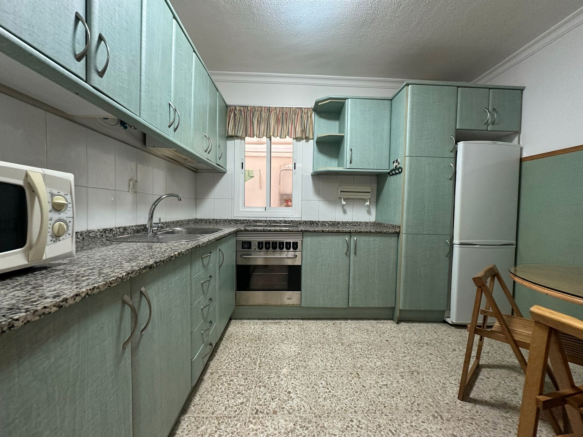 ¡Descubre tu nuevo hogar en Arenales! Este encantador piso en entreplanta, ubicado en la calle Carvajal, ofrece un espac - foto 3