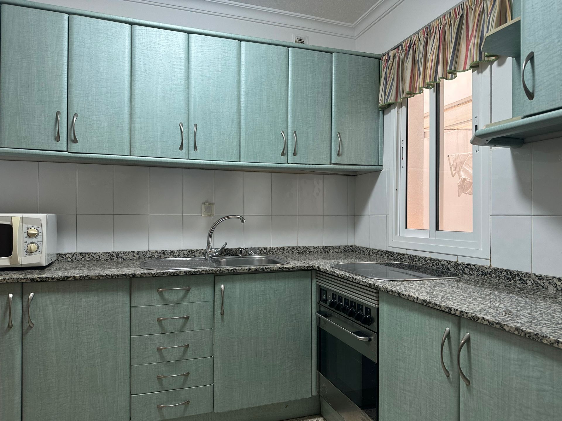 ¡Descubre tu nuevo hogar en Arenales! Este encantador piso en entreplanta, ubicado en la calle Carvajal, ofrece un espac - foto 5