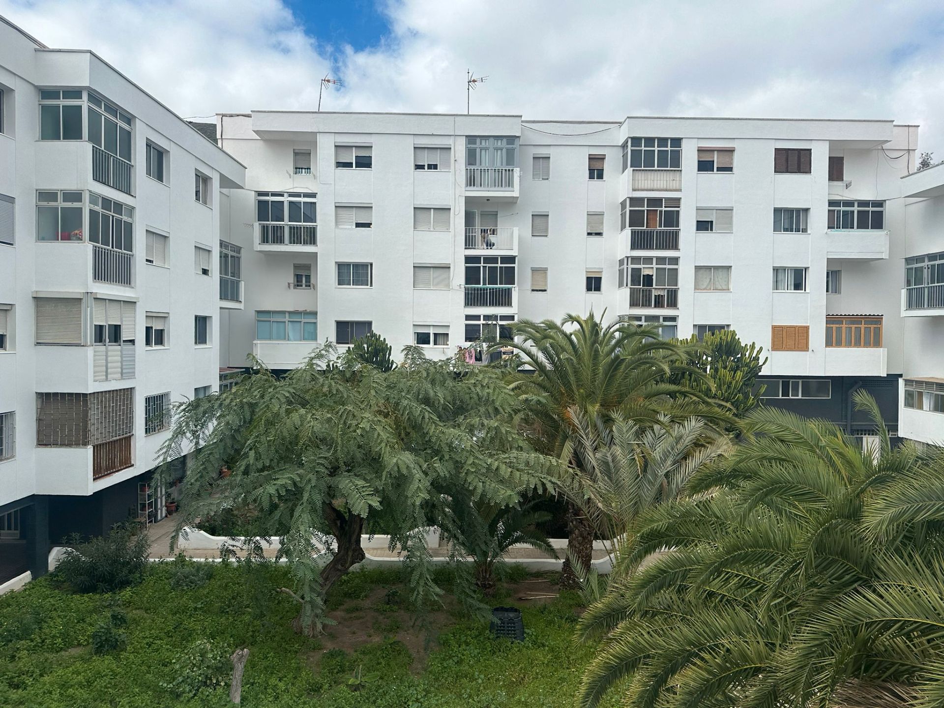 San Cristobal Plazoleta Visvique. Piso muy luminoso en edificio rodeado de jardines zona muy tranquila con todos los ser - foto 1