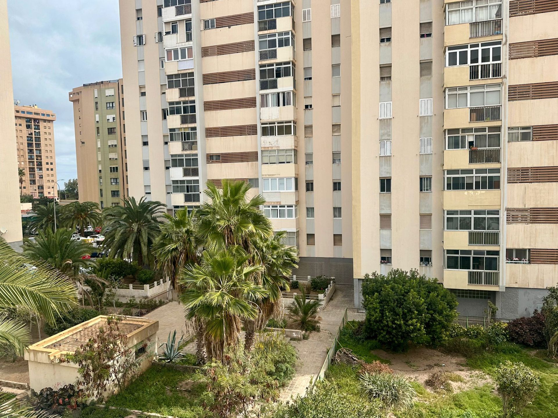 San Cristobal Plazoleta Visvique. Piso muy luminoso en edificio rodeado de jardines zona muy tranquila con todos los ser - foto 3