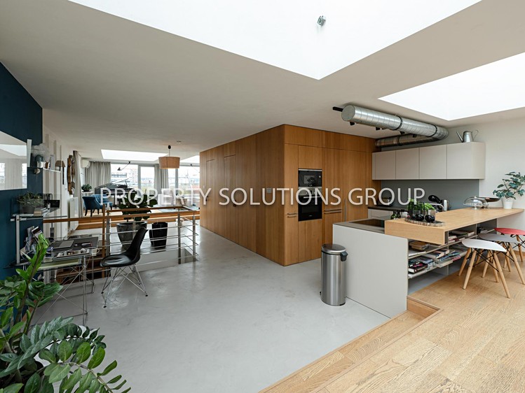 Pronájem bytu 4+kk 196 m² (Podkrovní) - foto 1