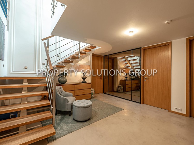 Pronájem bytu 4+kk 196 m² (Podkrovní) - foto 2