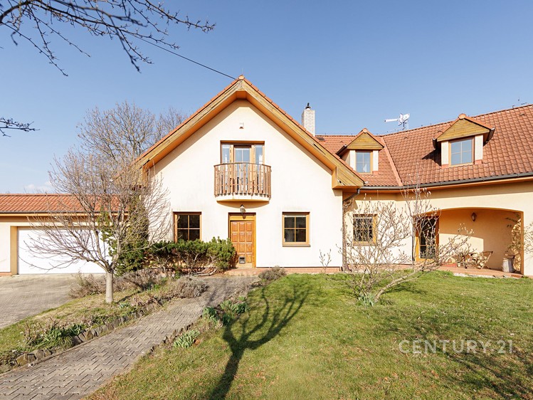 Prodej rodinného domu 242 m², pozemek 1 m² - foto 2