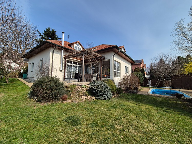 Prodej vily 320 m², pozemek 715 m² - foto 1
