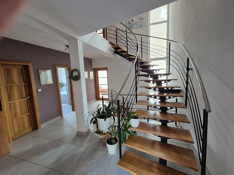 Prodej vily 320 m², pozemek 715 m² - foto 8