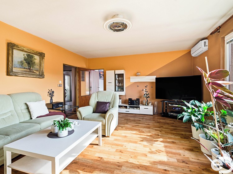 Prodej rodinného domu 267 m², pozemek 558 m² - foto 2