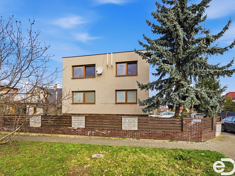 Prodej rodinného domu 267 m², pozemek 558 m² - foto 4
