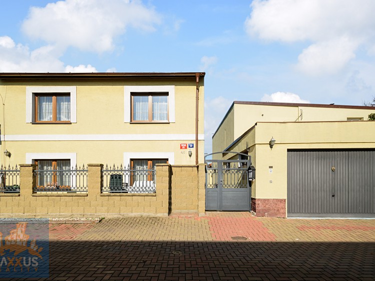 Prodej rodinného domu 192 m², pozemek 205 m² - foto 1