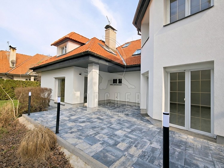 Prodej rodinného domu 298 m², pozemek 730 m² - foto 2